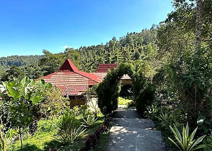 ホテル Munduk Tutub Waterfall View 5*