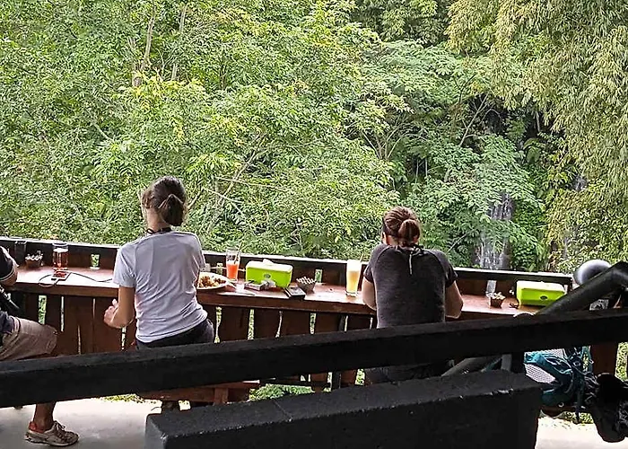 ホテル Munduk Tutub Waterfall View 5*
